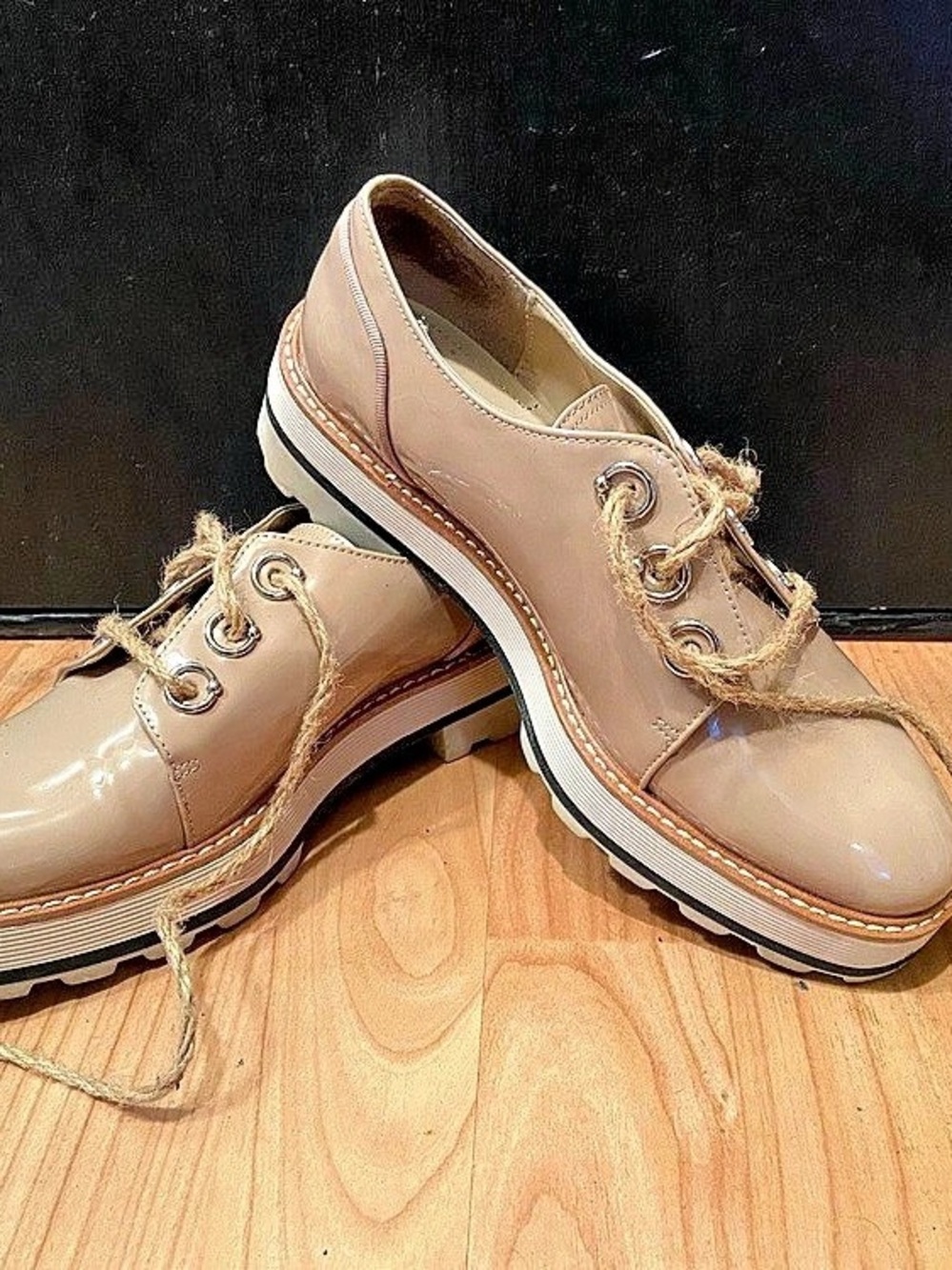 Y2K vintage loafers from Zara. Beige, patent colour. Size 6 women.Heel: 1 1/2 in